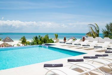 Dtente au bord de la piscine de l'htel