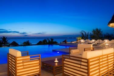 Sirotez un savoureux cocktail au bar de la piscine