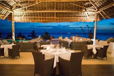 Le restaurant principal offre une vue panoramique sur la baie de Michamvi