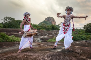 Danseurs devant le rocher du lion � Sigiriya