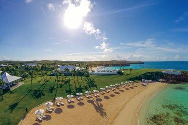 Bord par une superbe plage de sable fin
