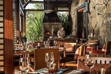 Restaurant Acquapazza, un dcor chaleureux et raffin o sont servies des spcialits italiennes