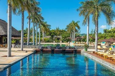 La piscine de l'htel entoure de palmiers