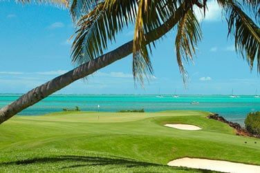 Un parcours de golf 18 trous situ en bordure d'ocan