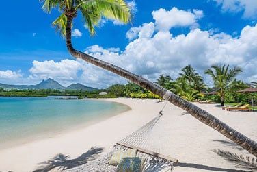 Un htel bord par une belle plage de sable blanc et un lagon bleu turquoise