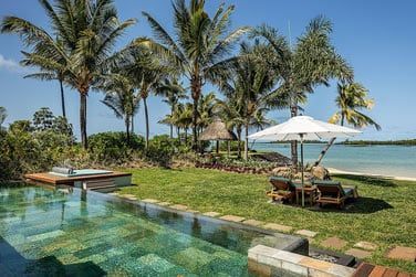 Savourez chaque seconde de pure dtente au bord de votre piscine prive...