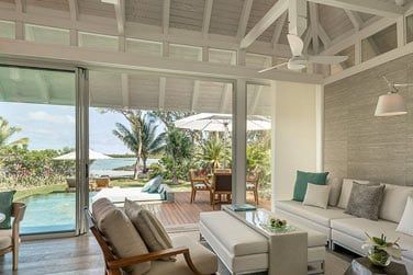 Le salon de la Villa plage Sanctuary avec piscine ouvert sur les espaces extrieurs