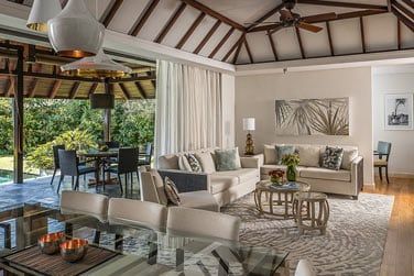 Passez un moment convivial en famille ou entre amis dans ce sjour spacieux et lumineux