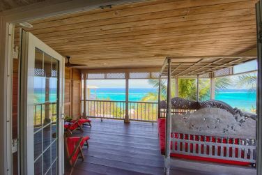 Vue sur les eaux turquoise depuis la terrasse