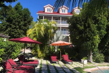 Vue gnrale de l'htel et sa piscine