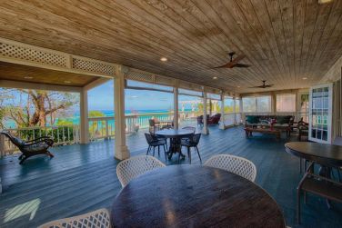 Vue sur les eaux turquoise depuis la terrasse