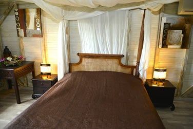 Chambre  l'tage de la villa avec son grand lit double en teck