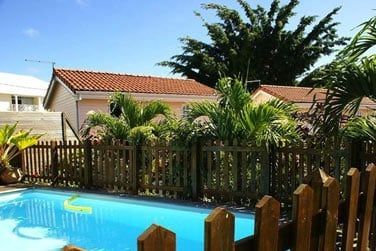 Un moment relaxant  passer dans cette piscine entoure par une vgtation florissante