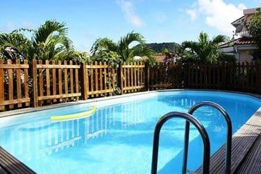 Profitez du soleil au bord de la piscine de la rsidence...