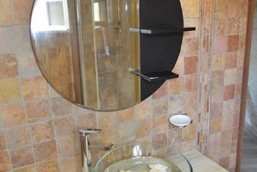 Une des salles de bain au style sobre et raffin