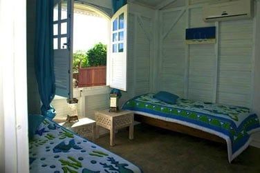 Deuxime chambre avec ses deux lits simples, simple et lumineuse