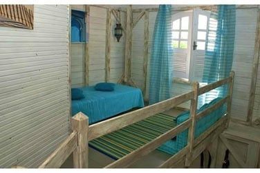 La mezzanine avec son lit supplmentaire, au style apaisant et pur