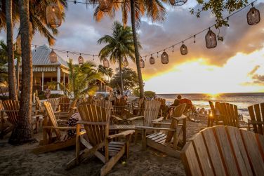 L'atmosphre conviviale au bar de la plage 'KAWANN'