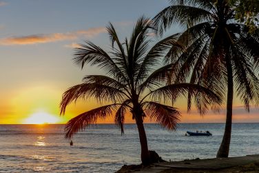 Profitez d'une vue privilgie de la plage pour admirer de magnifiques couchers de soleil