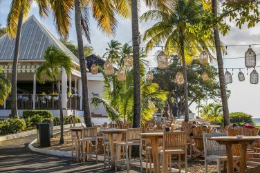 Immerg sous des palmiers tropicaux, voici le restaurant du Langley Resort