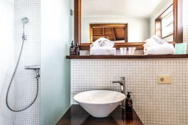 Profitez galement  d'une salle de bain avec vasque ouverte sur la pice principale