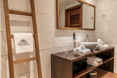 La salle de bain vue mer est magnifique avec ses inspirations boises et marbres