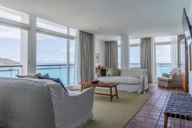 Le salon de la suite vue mer est tout juste grandiose avec sa vue panoramique sur la mer et la jungle exotique