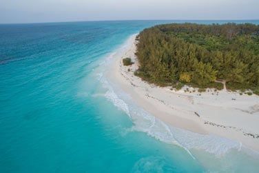 Borde par une superbe plage de sable blanc...