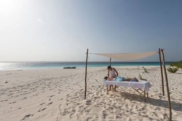 Massage relaxant sur la plage face  la mer...