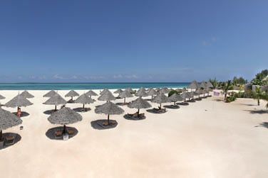 La superbe plage de sable blanc