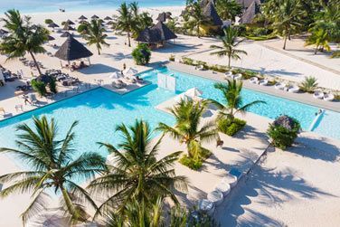 La grande piscine extrieure