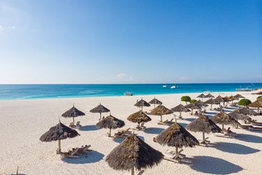 Farniente au bord d'une belle plage de sable blanc