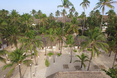 Situ directement sur une belle plage borde de cocotiers