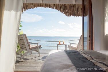 Admirez cette superbe vue sur la mer depuis votre bungalow