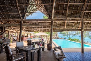 Profitez de la vue sur la piscine extrieure et sur l'ocan Indien depuis le restaurant