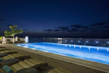 Le soir, une atmoshpre cosy et romantique s'installe au bord de la piscine