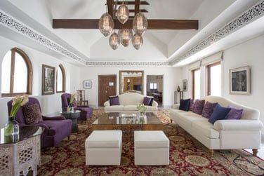 Le salon, confortable et spacieux