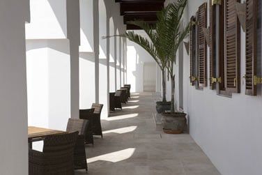 Apprciez la lecture au calme sur la terrasse de la bibliothque