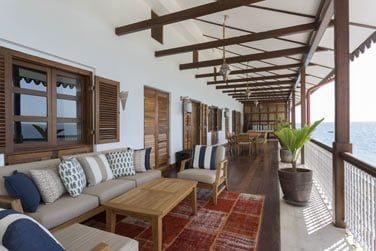 La terrasse avec vue sur la mer...