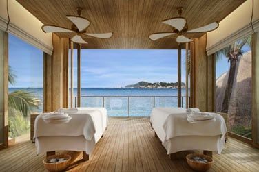 Relaxez-vous lors d'un massage face  la mer au Six Senses Spa