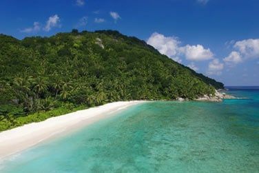 Entre longue plage de sable blanc...
