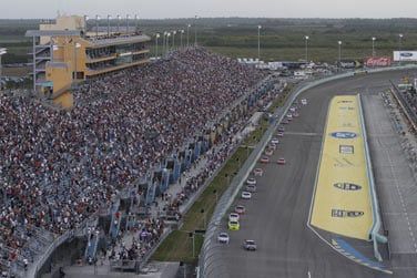 Et pourquoi ne pas galement assister  une course de voiture lors de votre sjour...