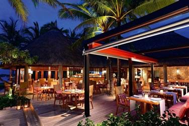 Le restaurant La Spiaggia sert une varit de plats originaux tout en vous laissant charmer par les bruits de l'ocan