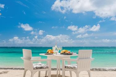 Profitez de la magnifique vue sur le lagon depuis le restaurant Lakaze