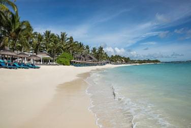 La magnifique plage de sable blanc