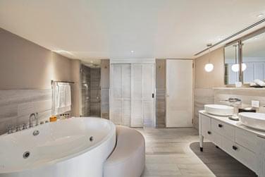 La salle de bain de la Suite Deluxe