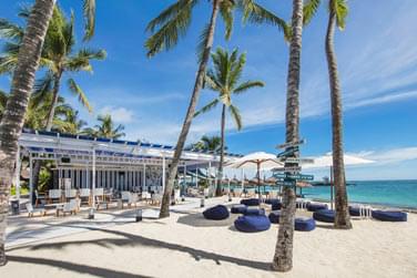 The Blue Bar offre un vaste choix de jus de fruits frais et de ths glacs fait maison, et des cocktails Tiki Chic