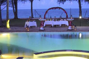 Savourez un dlicieux cocktail au bord de la piscine !