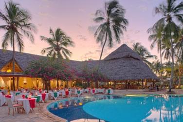 Le restaurant Makuti se trouve au bord de la piscine