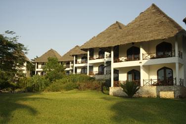 L'htel Bluebay Beach Resort & Spa dispose de 106 chambres et suites rparties dans les jardins luxuriants